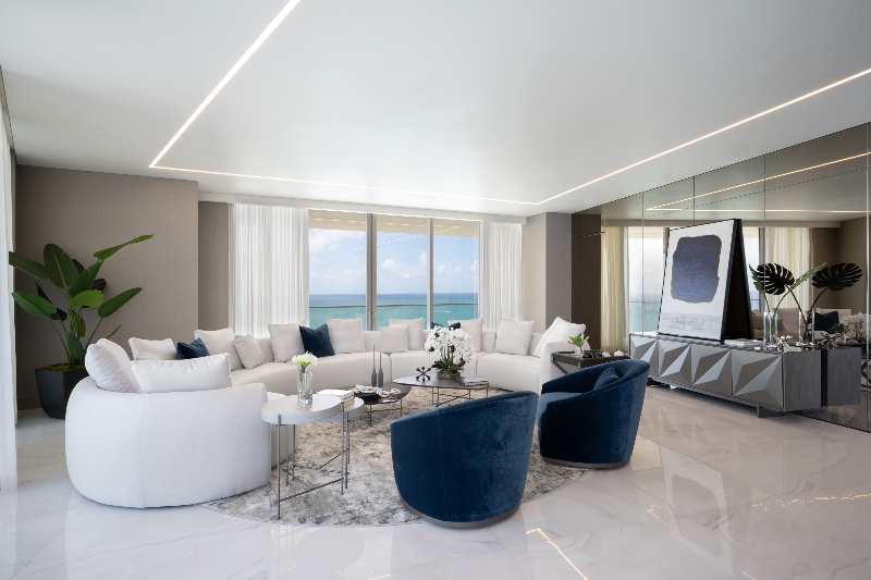 Adriana Hoyos's Team adheres to the same philosophy. His creations are notable for their usage of velvet. There is a lot of white and blue upholstery in this room because it exudes water and the beach.
