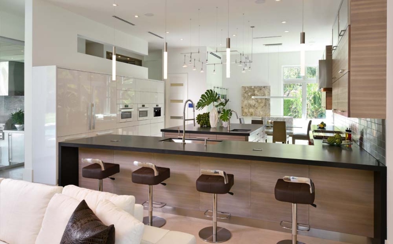 Leather upholstery is employed extensively in this residential project, whether on giant sofas, small sofas, or kitchen chairs. We're thinking of eccentricity, glitter, and, above all, luxury.