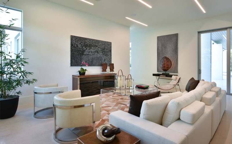 Leather upholstery is employed extensively in this residential project, whether on giant sofas, small sofas, or kitchen chairs. We're thinking of eccentricity, glitter, and, above all, luxury.