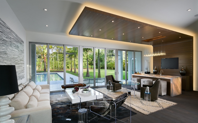 Leather upholstery is employed extensively in this residential project, whether on giant sofas, small sofas, or kitchen chairs. We're thinking of eccentricity, glitter, and, above all, luxury.