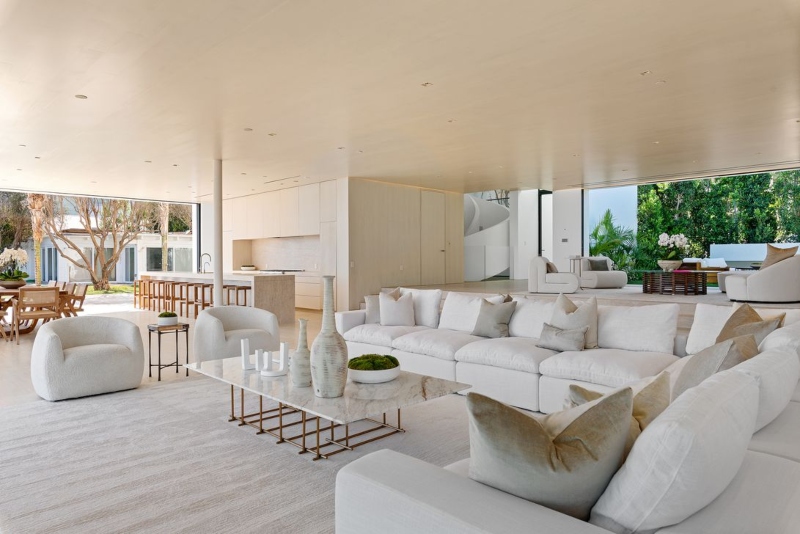 Oppenheim Architecture completely renovated a fake-Mediterranean property, converting an outdated building into a classic coastal house.